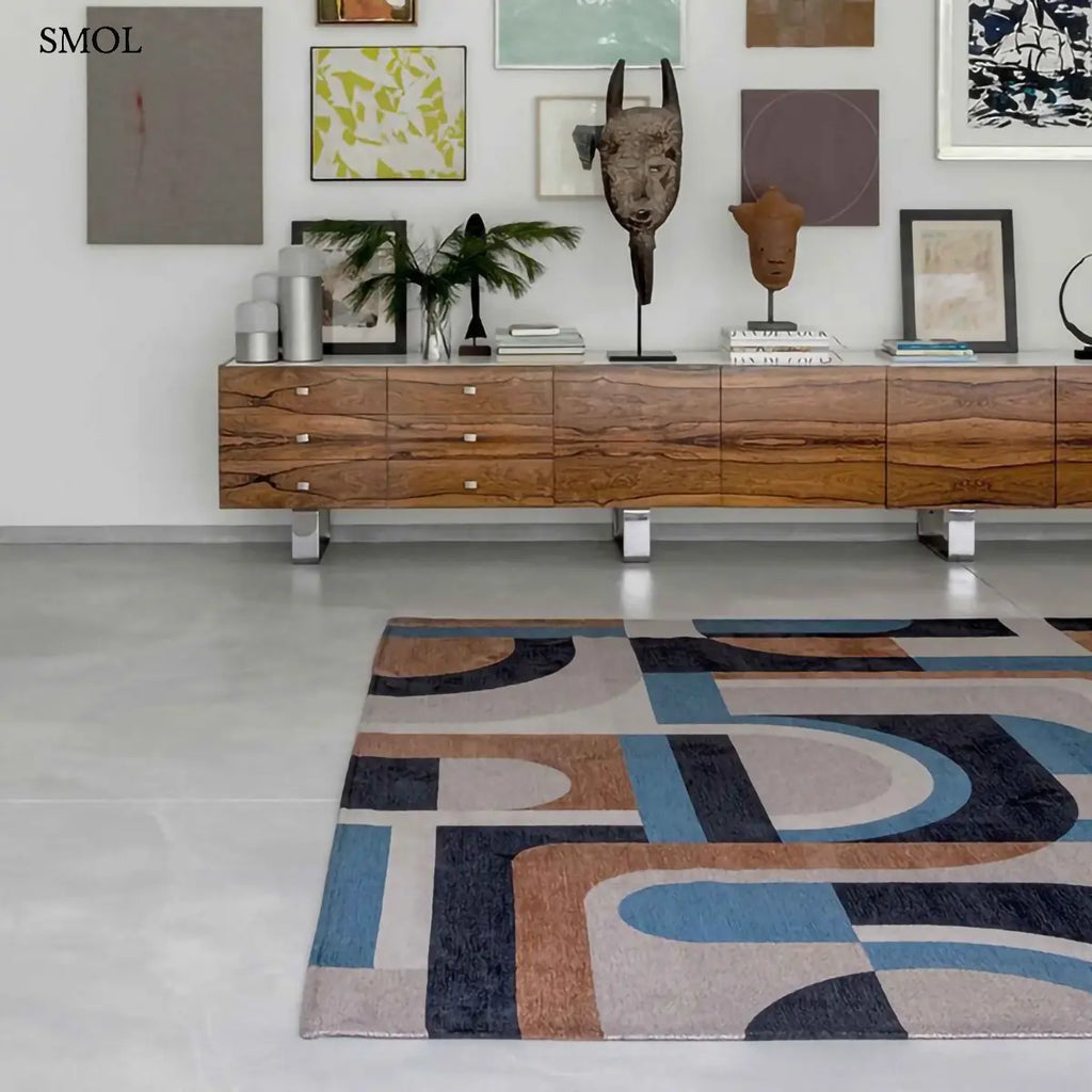 ECO RUG CAMEL BLUE geometrikus szőnyeg kék-barna kombinációban, mid-century mintával, szobában, bútorokkal
