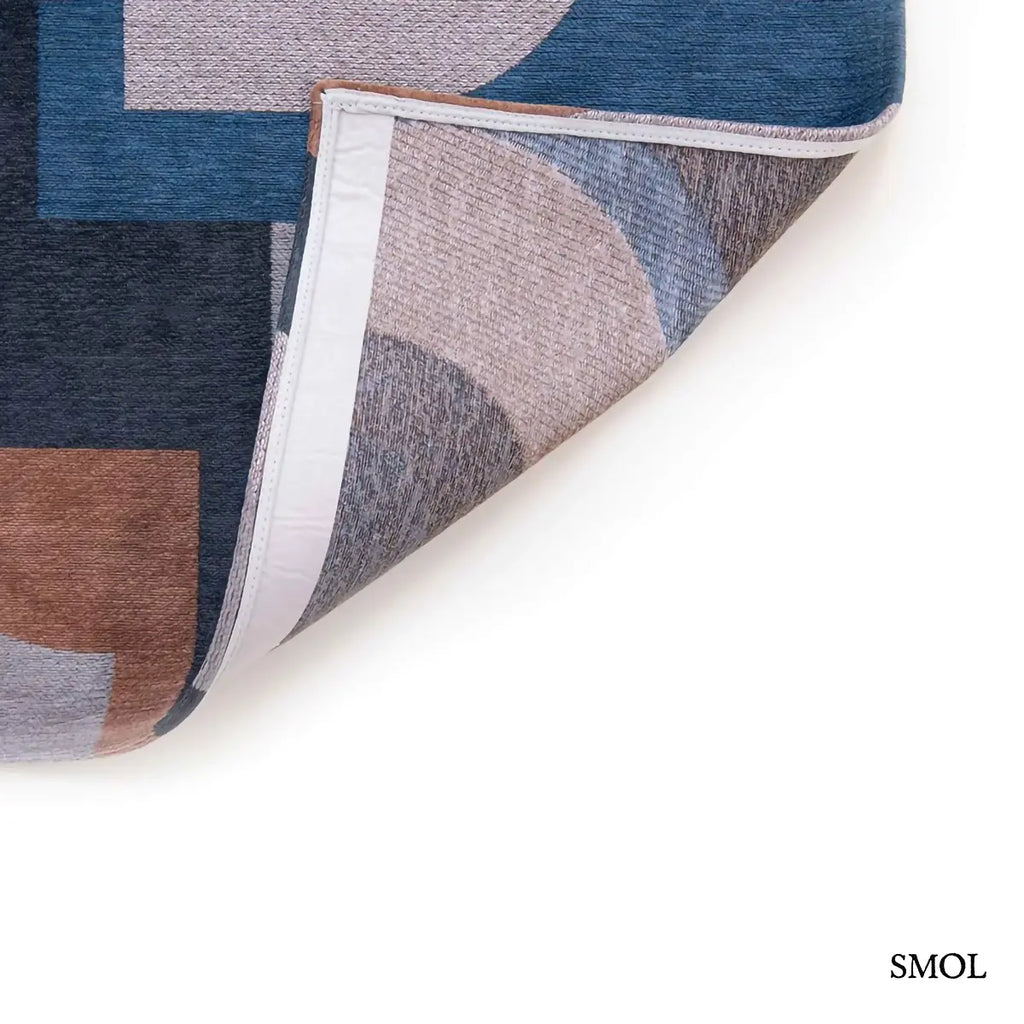 ECO RUG CAMEL BLUE geometrikus szőnyeg kék-barna kombinációban, mid-century mintával, felhajtva