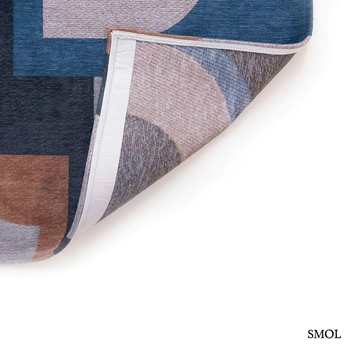 ECO RUG CAMEL BLUE geometrikus szőnyeg kék-barna kombinációban, mid-century mintával, felhajtva