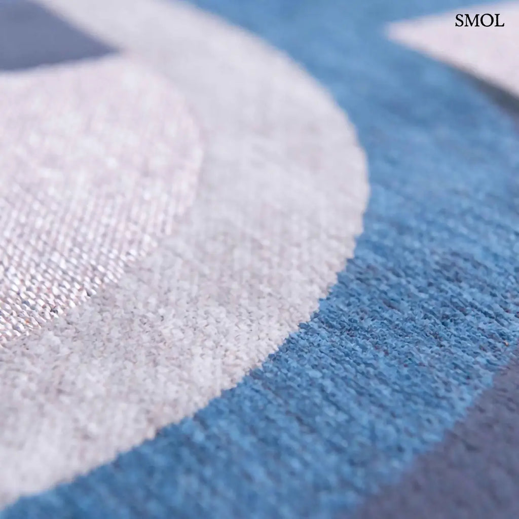 ECO RUG CAMEL BLUE geometrikus szőnyeg kék-barna kombinációban, mid-century mintával, felülről nagyítva