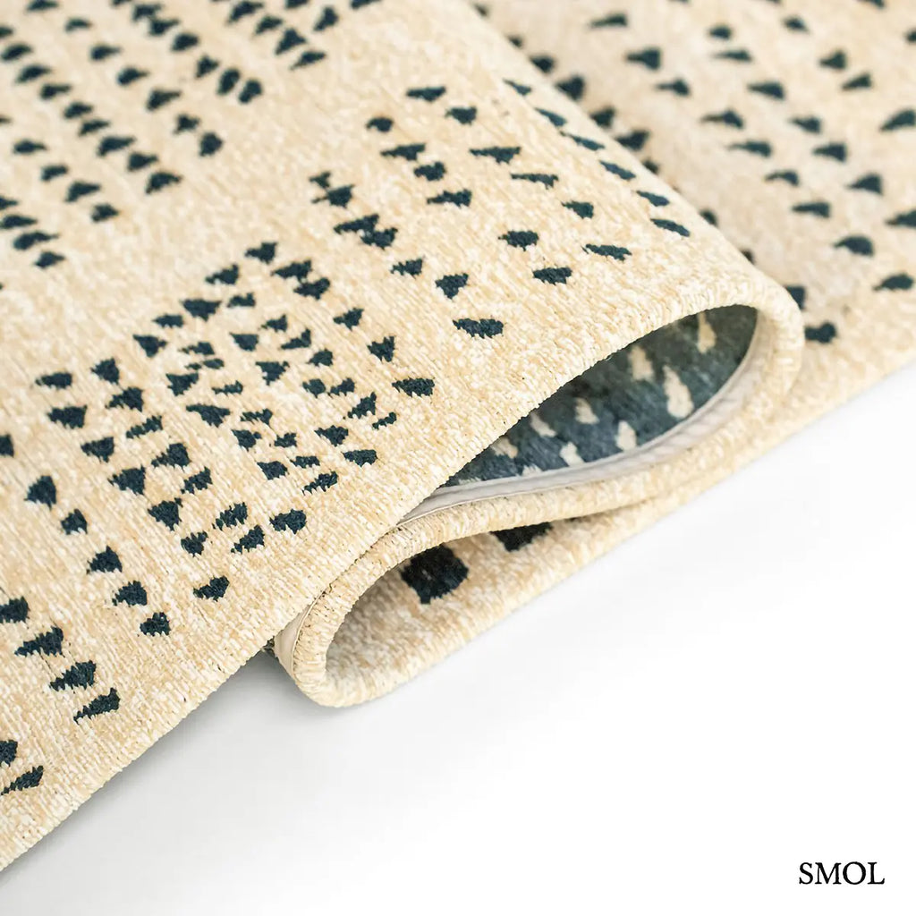 ECO RUG SCOTS PINE geometrikus szőnyeg kék-bézs kombinációban, lapos szövés, 3 mm – kül- és beltéri, hullámosra hajtogatva