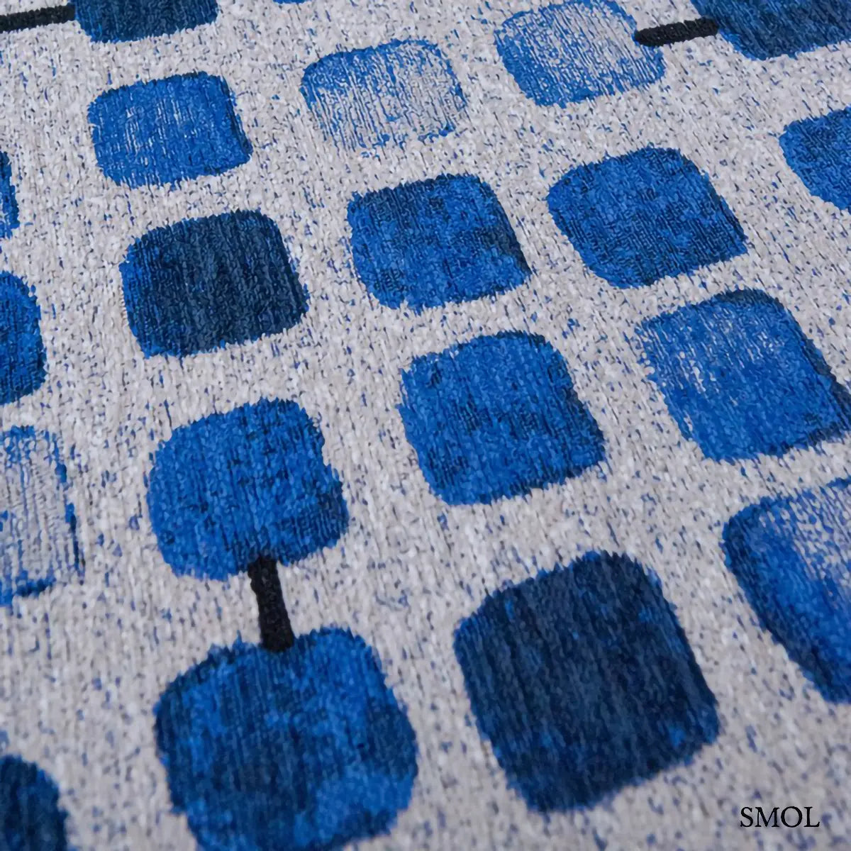 ECO RUG AMPARO BLUES geometrikus szőnyeg kék-fehér kombinációban, kerekített négyzetes mintával, fekete akcentusokkal, felülről