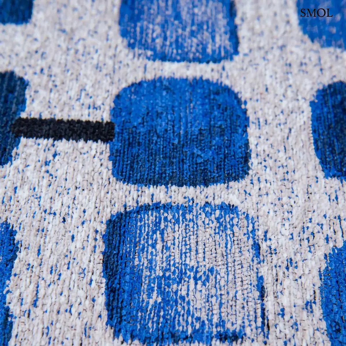 ECO RUG AMPARO BLUES geometrikus szőnyeg kék-fehér kombinációban, kerekített négyzetes mintával, fekete akcentusokkal, minta nagyítva