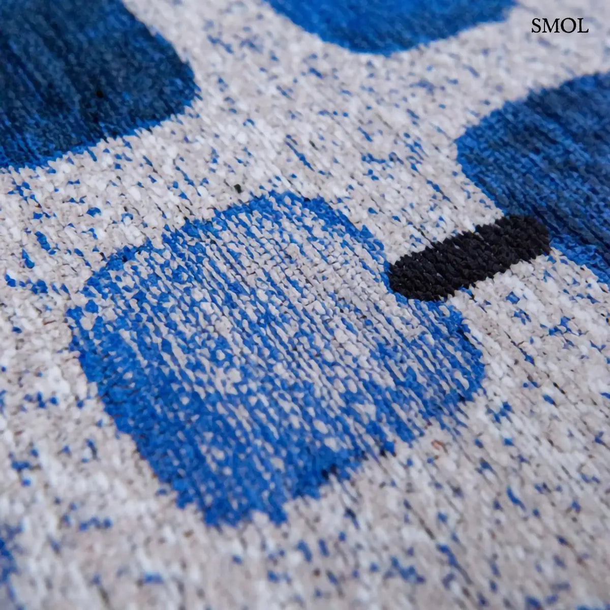 ECO RUG AMPARO BLUES geometrikus szőnyeg kék-fehér kombinációban, kerekített négyzetes mintával, fekete akcentusokkal, textúra nagyítva