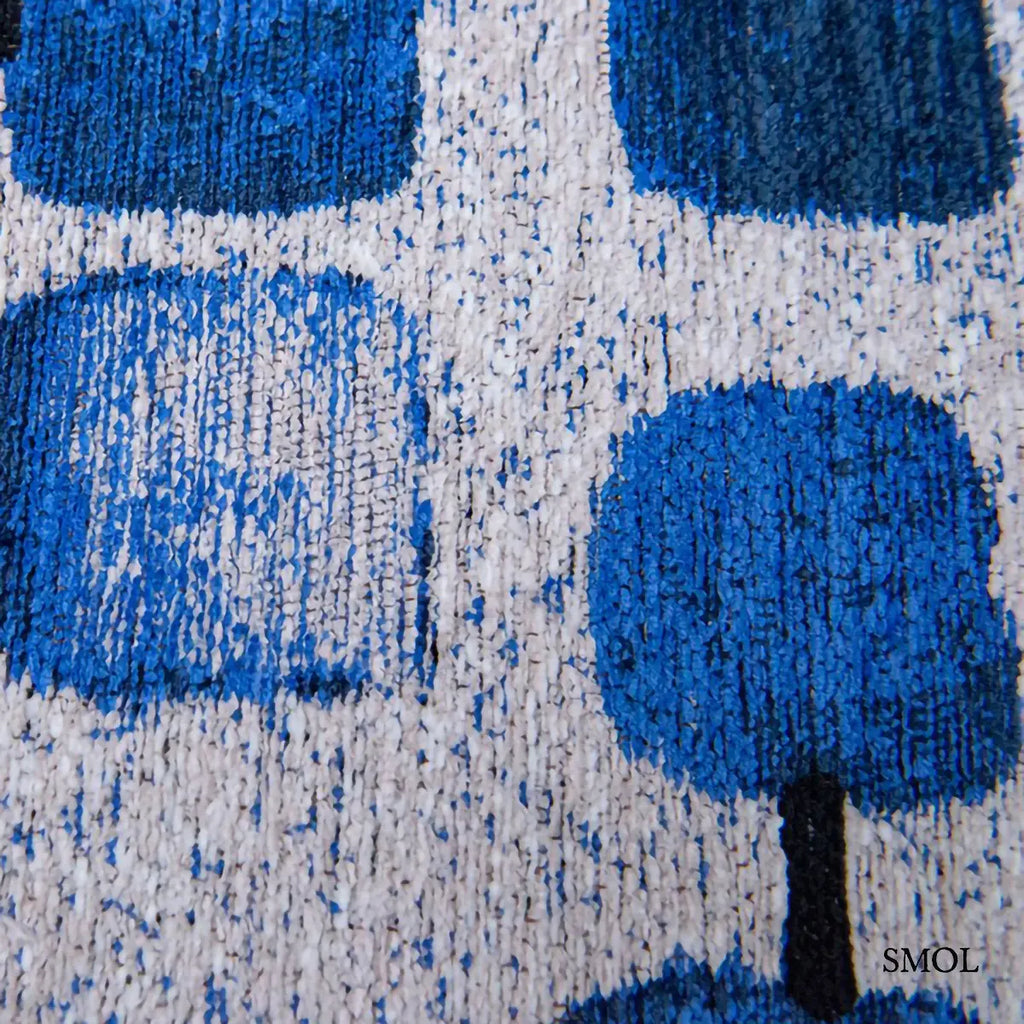 ECO RUG AMPARO BLUES geometrikus szőnyeg kék-fehér kombinációban, kerekített négyzetes mintával, fekete akcentusokkal, nagyítva