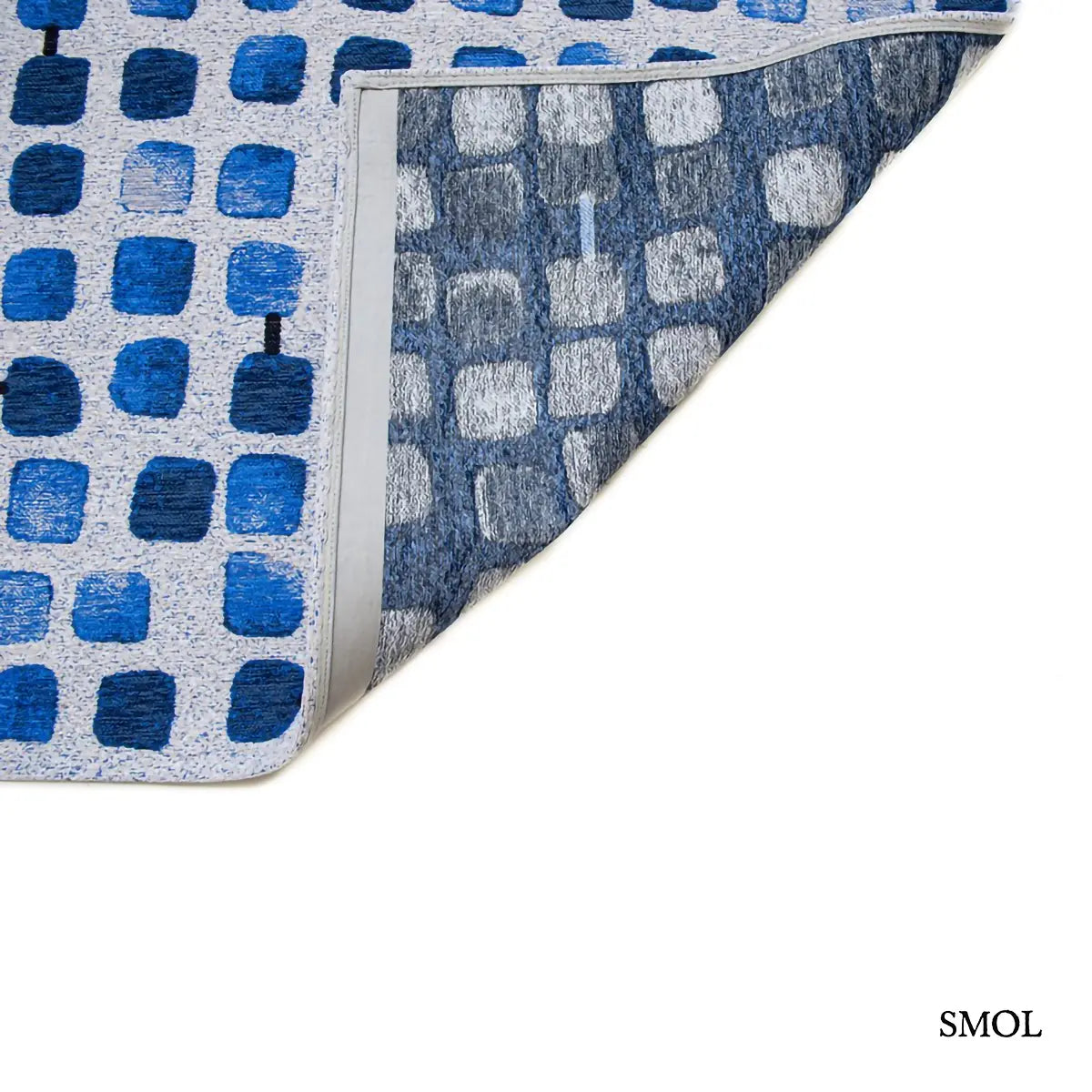 ECO RUG AMPARO BLUES geometrikus szőnyeg kék-fehér kombinációban, kerekített négyzetes mintával, fekete akcentusokkal, felhajtott sarokkal