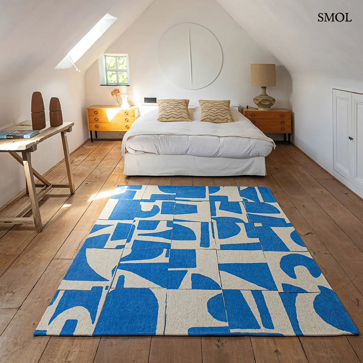 ECO RUG CAMPANULA geometrikus mintás szőnyeg kék-fehér tónusokban, Bauhaus ihletésű formavilággal, hálószobában