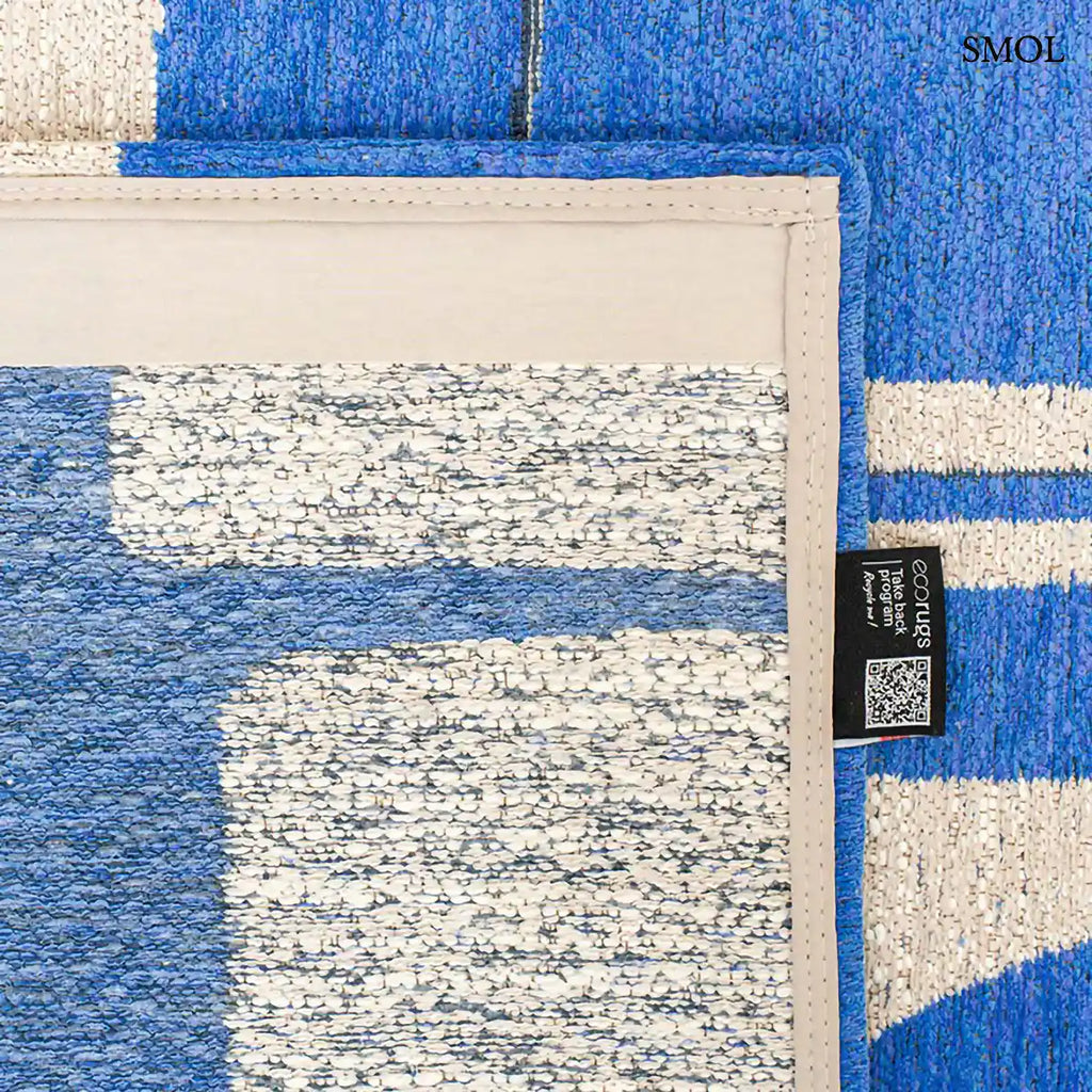 ECO RUG CAMPANULA geometrikus mintás szőnyeg kék-fehér tónusokban, Bauhaus ihletésű formavilággal, felhajtott sarokkal, alulról