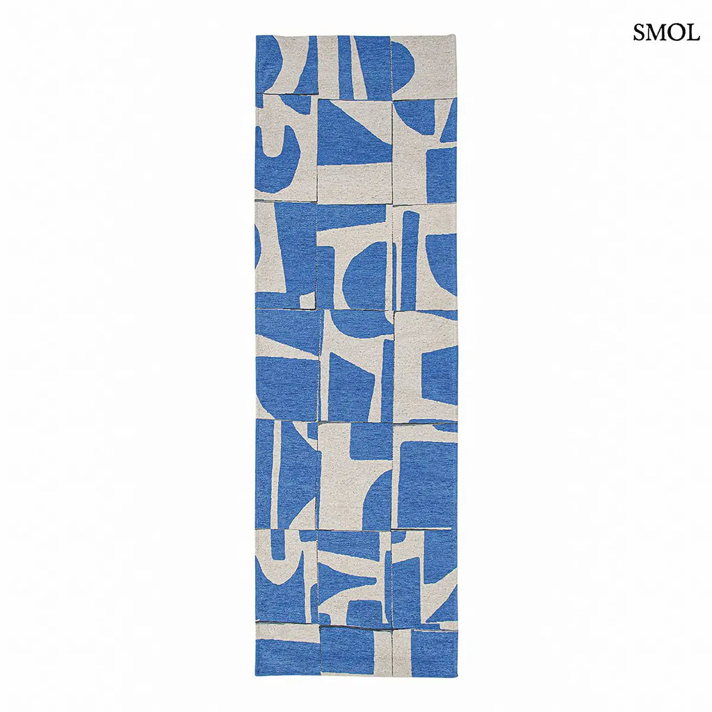 ECO RUG CAMPANULA geometrikus mintás szőnyeg kék-fehér tónusokban, Bauhaus ihletésű formavilággal, futószőnyegként