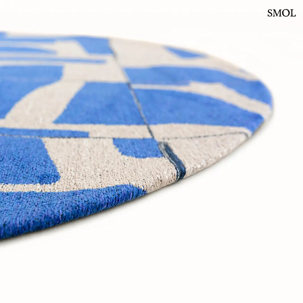 ECO RUG CAMPANULA geometrikus mintás szőnyeg kék-fehér tónusokban, Bauhaus ihletésű formavilággal, kerek formában, vastagság nagyítva