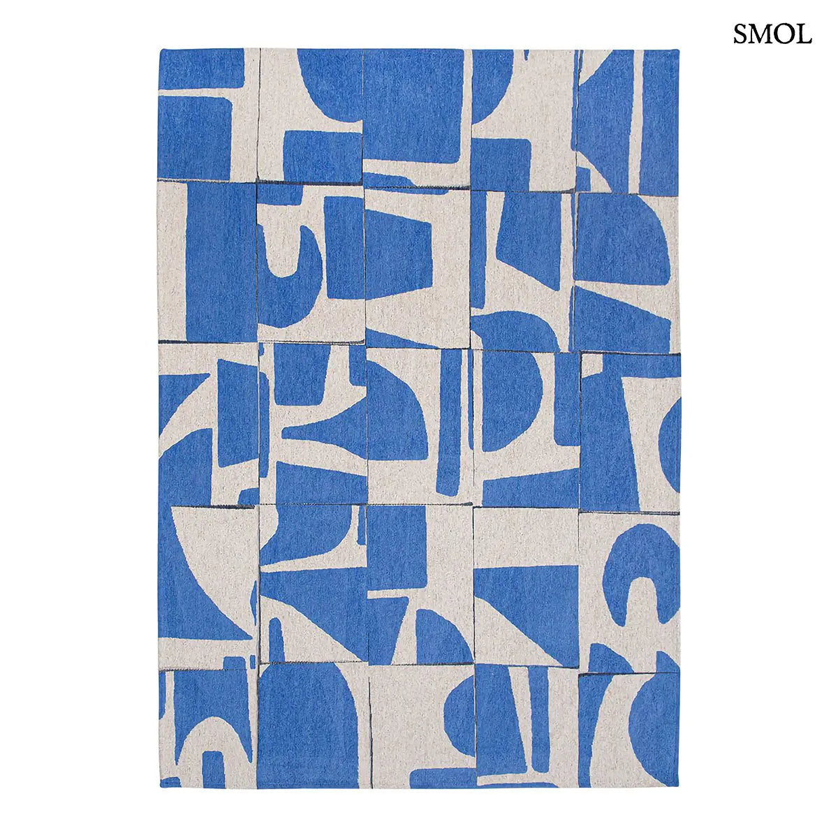 ECO RUG CAMPANULA geometrikus mintás szőnyeg kék-fehér tónusokban, Bauhaus ihletésű formavilággal, fehér háttérrel