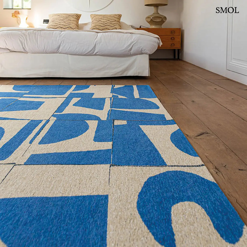 ECO RUG CAMPANULA geometrikus mintás szőnyeg kék-fehér tónusokban, Bauhaus ihletésű formavilággal, hálószobában, nagyítva