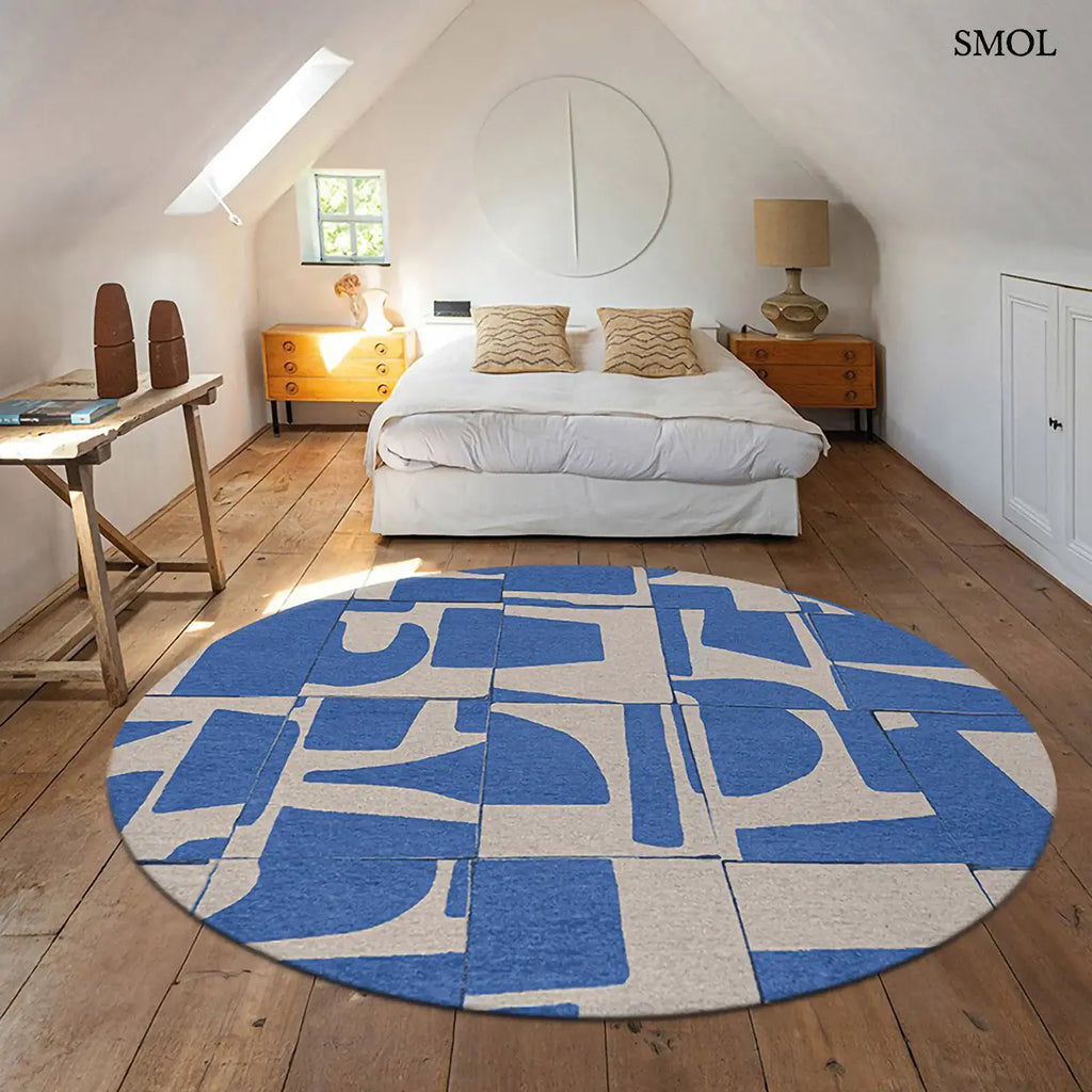 ECO RUG CAMPANULA geometrikus mintás szőnyeg kék-fehér tónusokban, Bauhaus ihletésű formavilággal, kerek formában, hálószobában