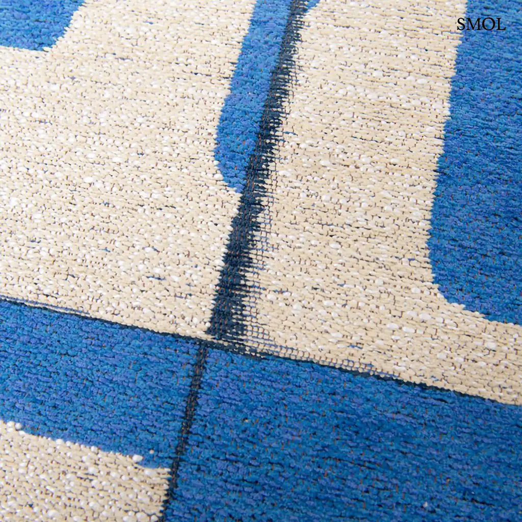 ECO RUG CAMPANULA geometrikus mintás szőnyeg kék-fehér tónusokban, Bauhaus ihletésű formavilággal, minta nagyítva