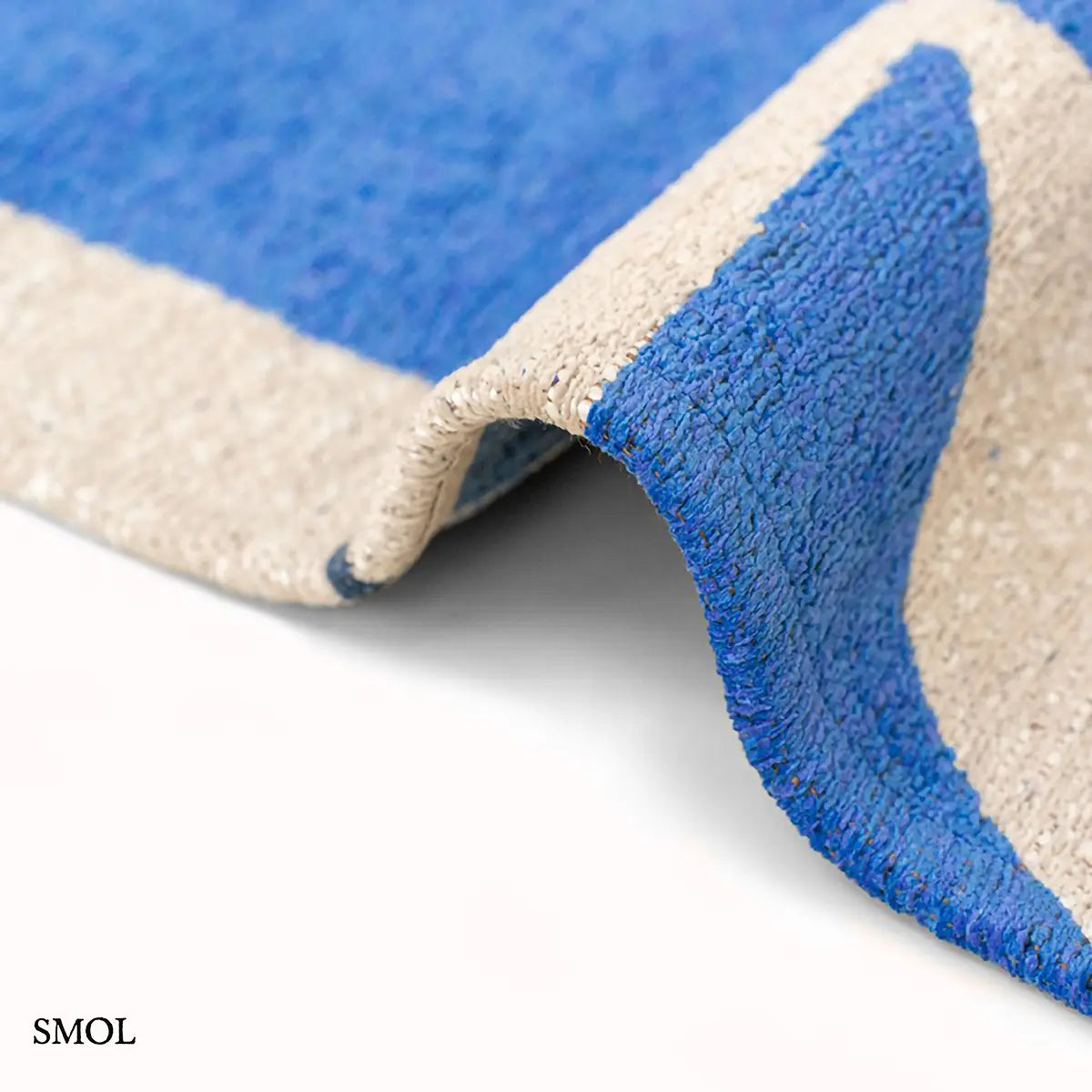 ECO RUG CAMPANULA geometrikus mintás szőnyeg kék-fehér tónusokban, Bauhaus ihletésű formavilággal, vastagság nagyítva