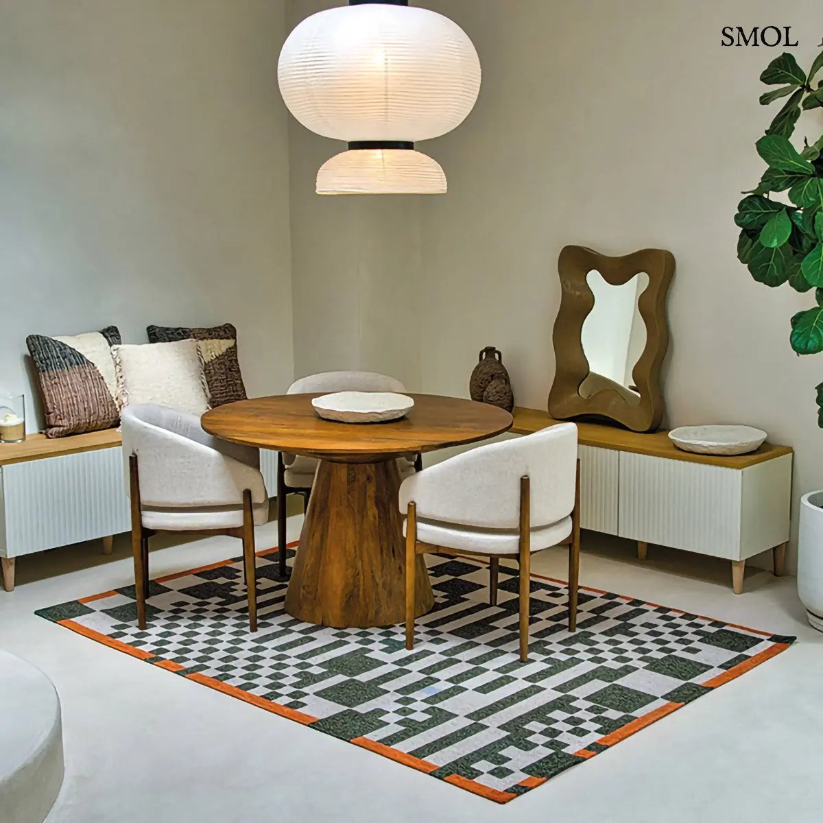 ECO RUG DEEP GREEN geometrikus szőnyeg mélyzöld-fehér kombinációban, dekonstruált sakktábla mintával, újrahasznosított poliészter, étkezőben, asztal alatt