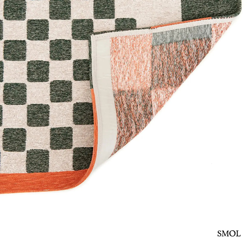ECO RUG DEEP GREEN geometrikus szőnyeg mélyzöld-fehér kombinációban, dekonstruált sakktábla mintával, újrahasznosított poliészter, sarok felhajtva