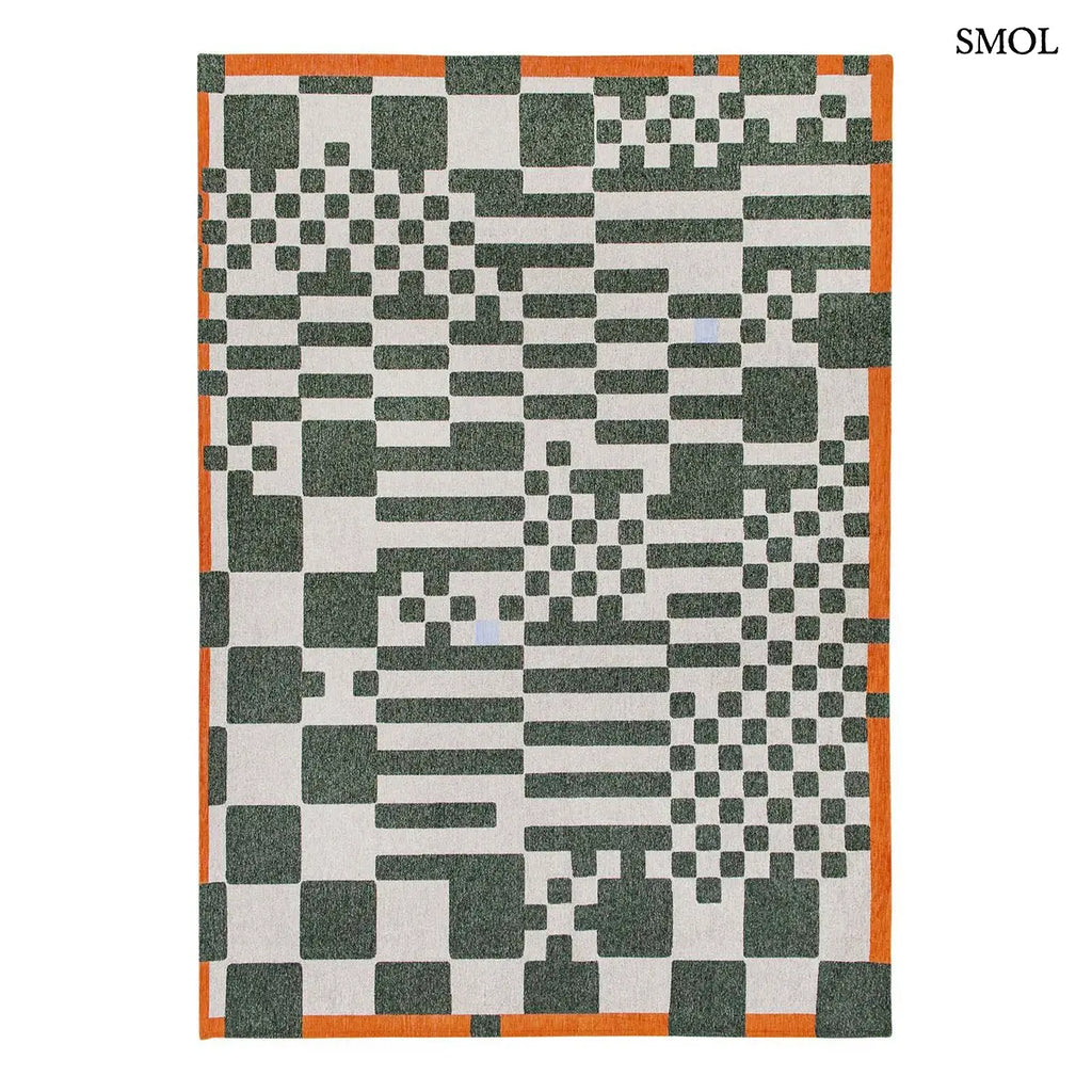 ECO RUG DEEP GREEN geometrikus szőnyeg mélyzöld-fehér kombinációban, dekonstruált sakktábla mintával, újrahasznosított poliészter, fehér háttérrel