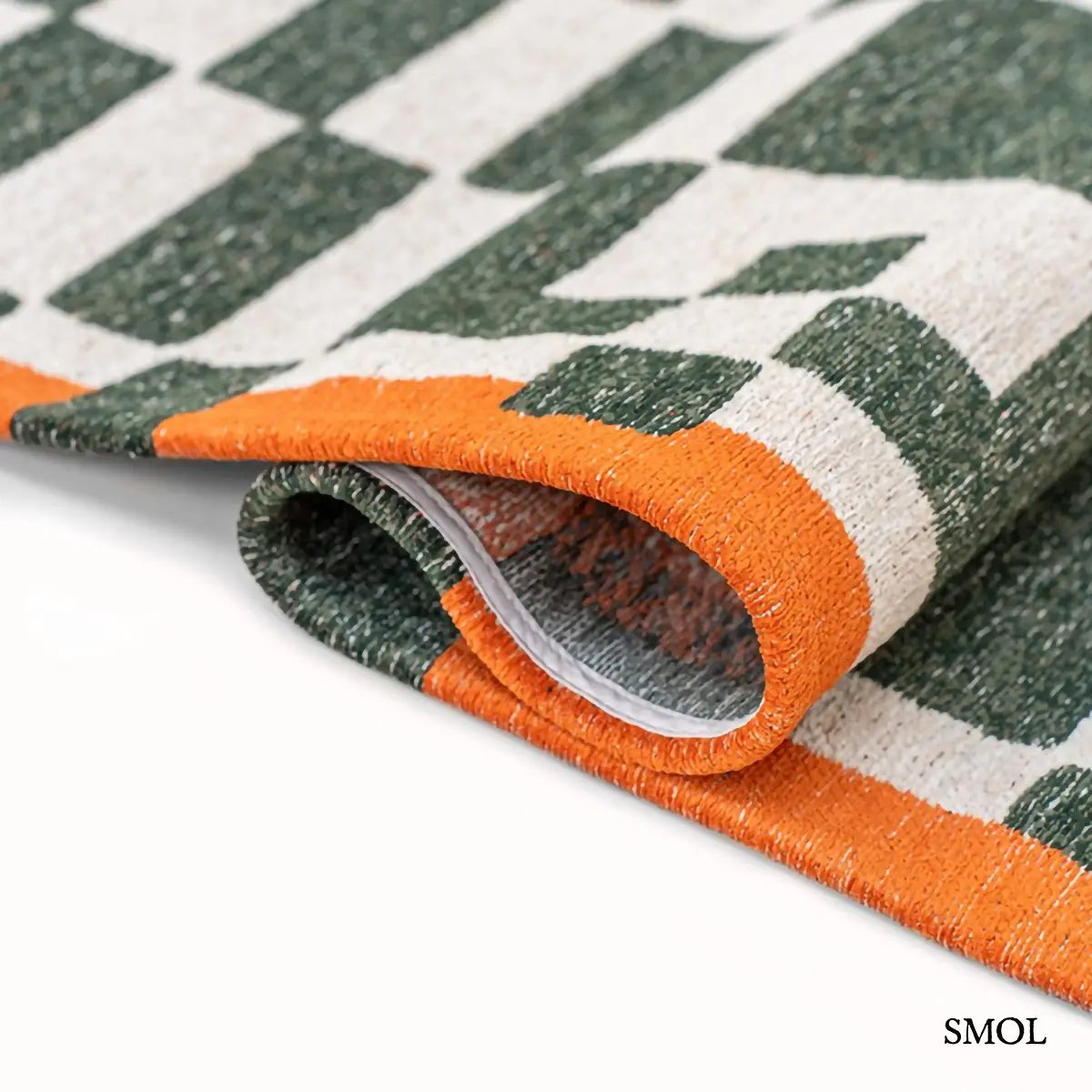 ECO RUG DEEP GREEN geometrikus szőnyeg mélyzöld-fehér kombinációban, dekonstruált sakktábla mintával, újrahasznosított poliészter, hullámosan hajtva
