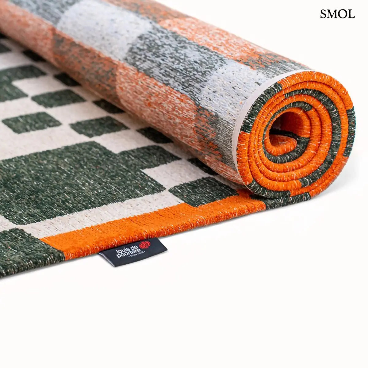 ECO RUG DEEP GREEN geometrikus szőnyeg mélyzöld-fehér kombinációban, dekonstruált sakktábla mintával, újrahasznosított poliészter, feltekerve