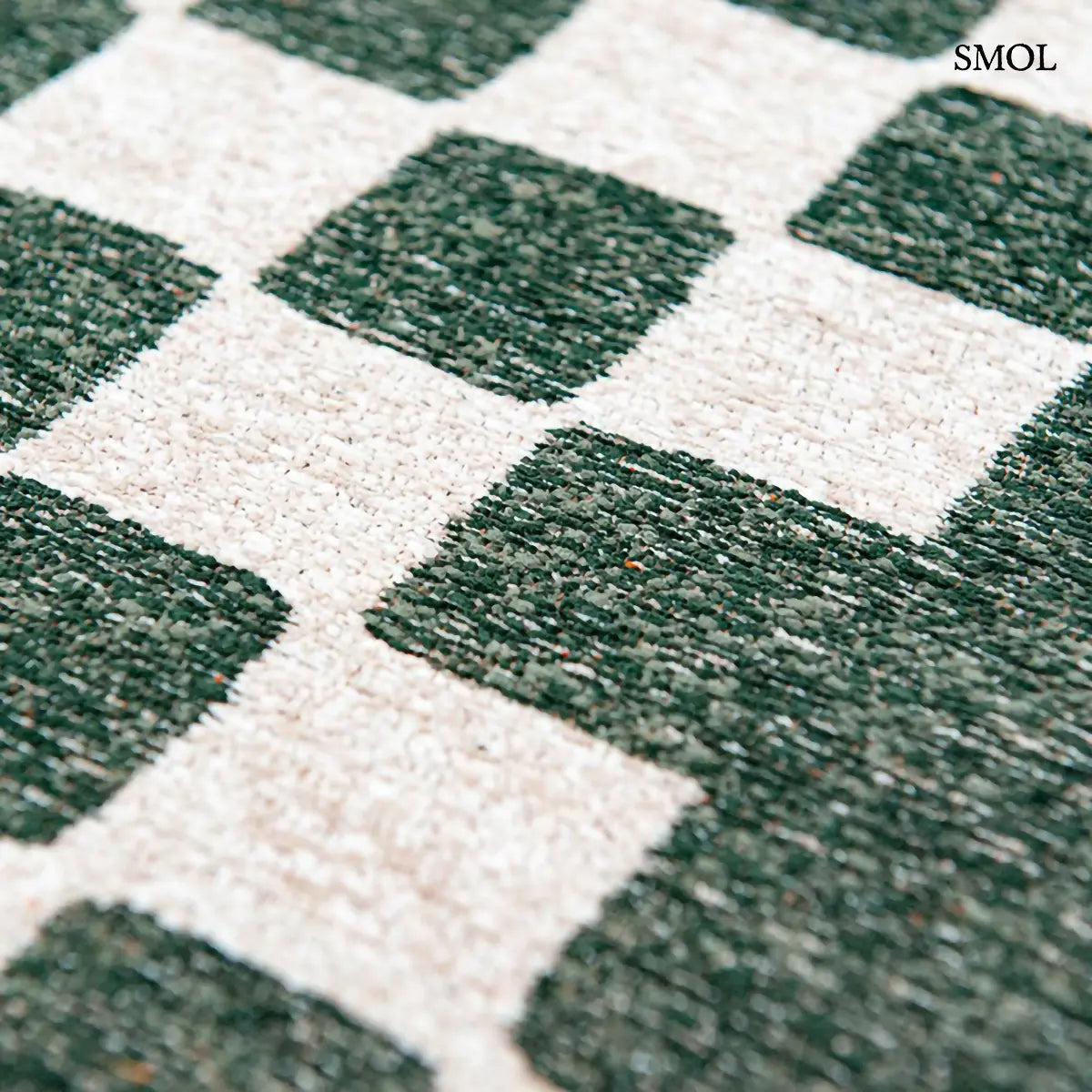 ECO RUG DEEP GREEN geometrikus szőnyeg mélyzöld-fehér kombinációban, dekonstruált sakktábla mintával, újrahasznosított poliészter, minta nagyítva