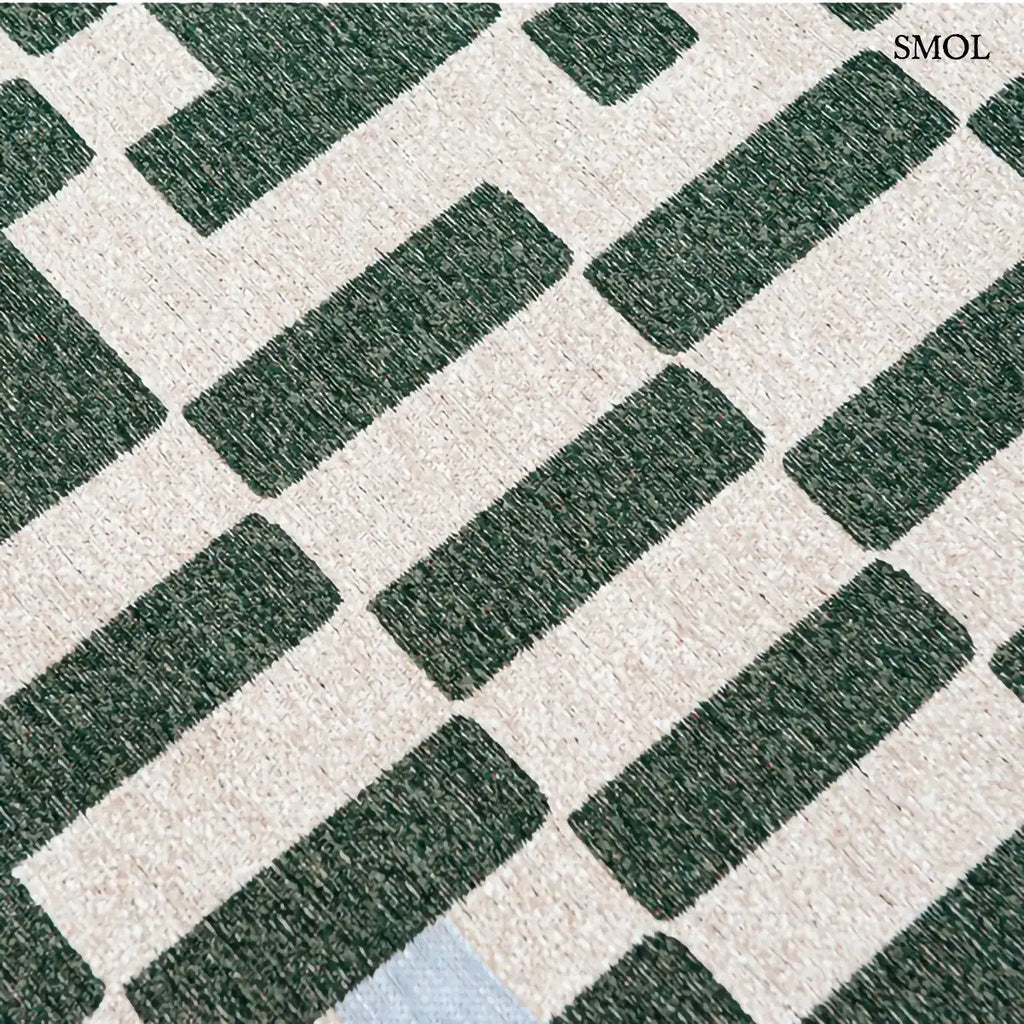ECO RUG DEEP GREEN geometrikus szőnyeg mélyzöld-fehér kombinációban, dekonstruált sakktábla mintával, újrahasznosított poliészter, minta