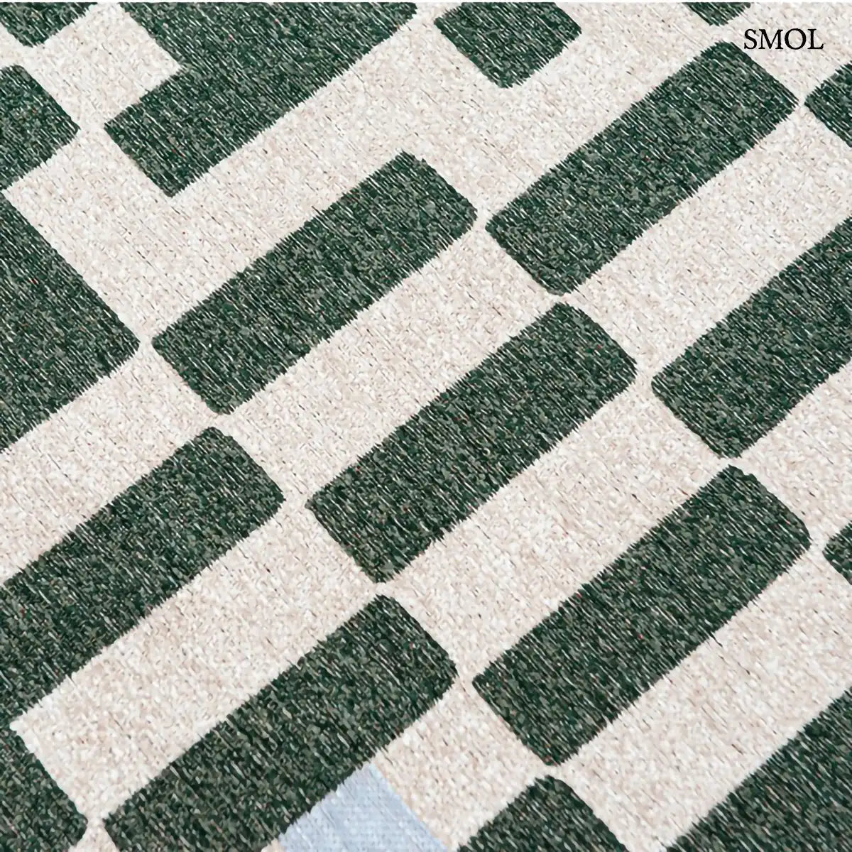 ECO RUG DEEP GREEN geometrikus szőnyeg mélyzöld-fehér kombinációban, dekonstruált sakktábla mintával, újrahasznosított poliészter, minta