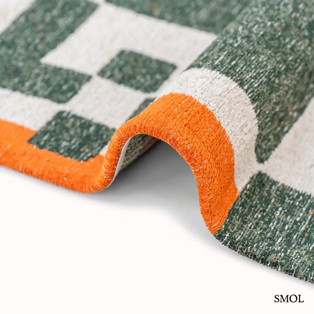 ECO RUG DEEP GREEN geometrikus szőnyeg mélyzöld-fehér kombinációban, dekonstruált sakktábla mintával, újrahasznosított poliészter, hullámosan