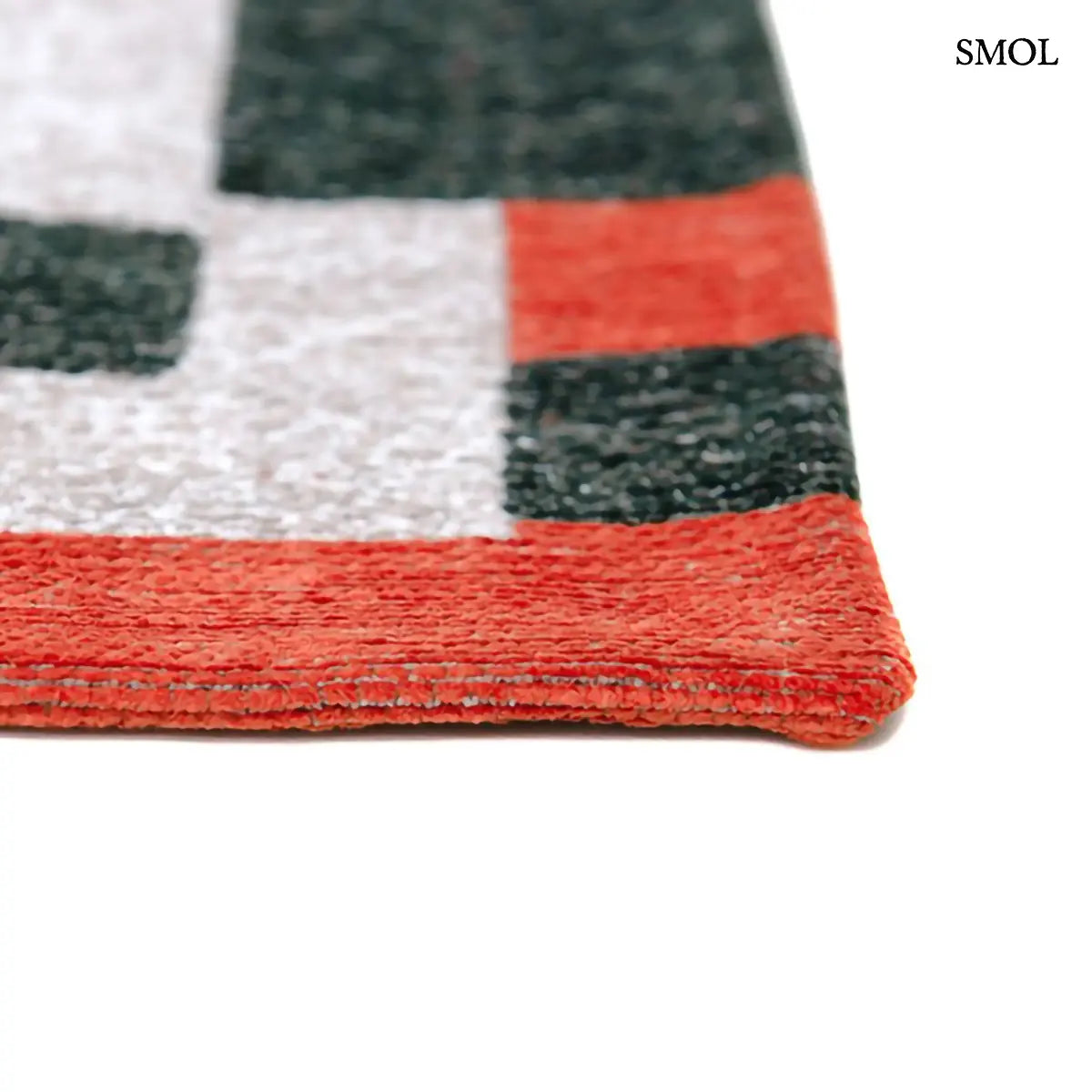 ECO RUG DEEP GREEN geometrikus szőnyeg mélyzöld-fehér kombinációban, dekonstruált sakktábla mintával, újrahasznosított poliészter sarok vastagság