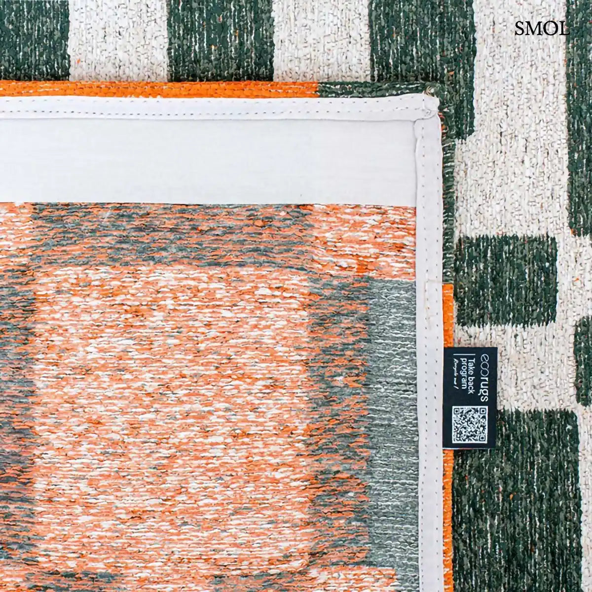 ECO RUG DEEP GREEN geometrikus szőnyeg mélyzöld-fehér kombinációban, dekonstruált sakktábla mintával, újrahasznosított poliészter, hátulról