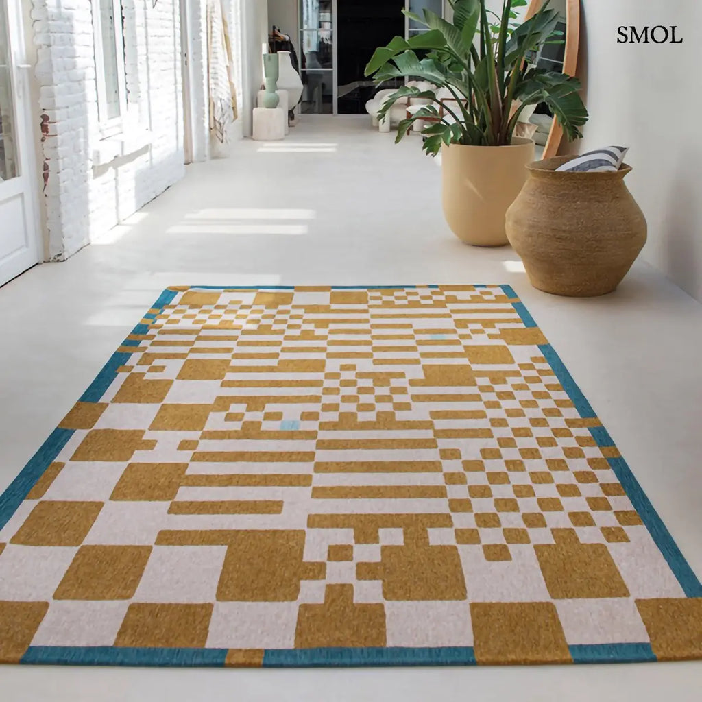 ECO RUG HONEY geometrikus szőnyeg mustársárga-krém kombinációban, dekonstruált sakktábla mintával, kék szegéllyel, újrahasznosított poliészter, folyosón, kaspókkal