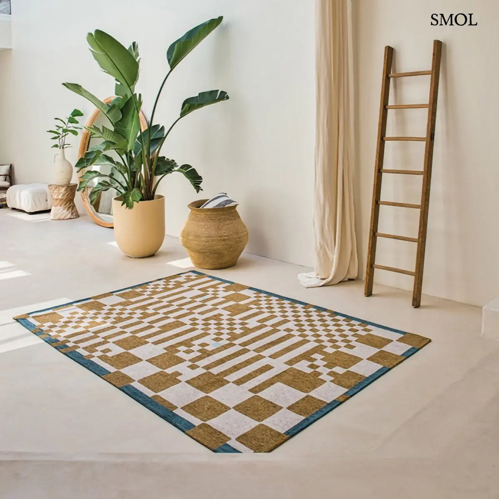 ECO RUG HONEY geometrikus szőnyeg mustársárga-krém kombinációban, dekonstruált sakktábla mintával, kék szegéllyel, újrahasznosított poliészter létrával és függönnyel