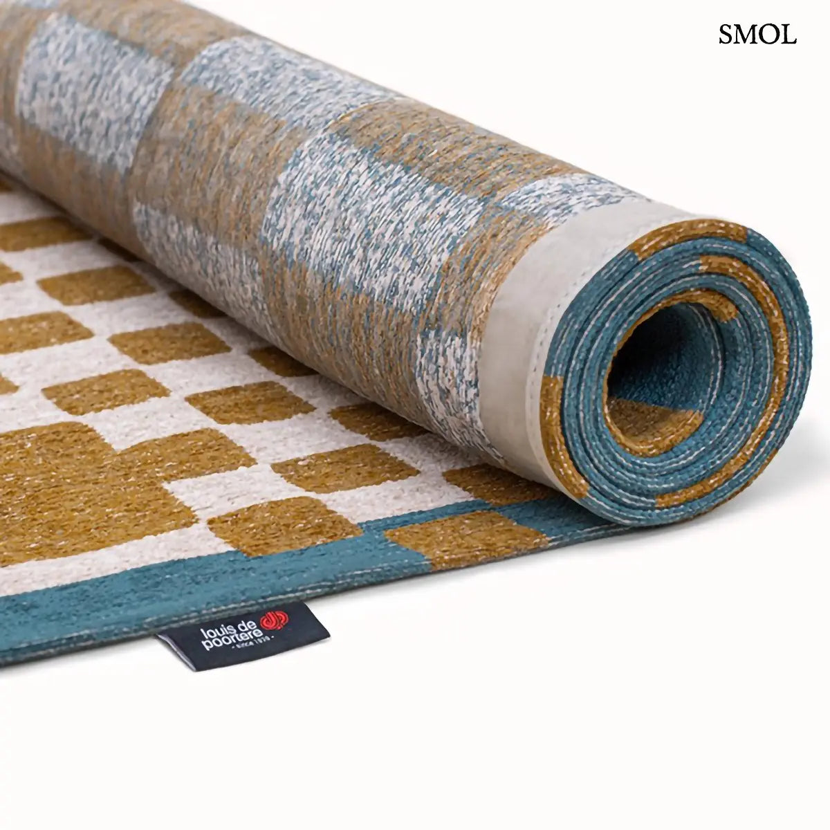 ECO RUG HONEY geometrikus szőnyeg mustársárga-krém kombinációban, dekonstruált sakktábla mintával, kék szegéllyel, újrahasznosított poliészter feltekerve