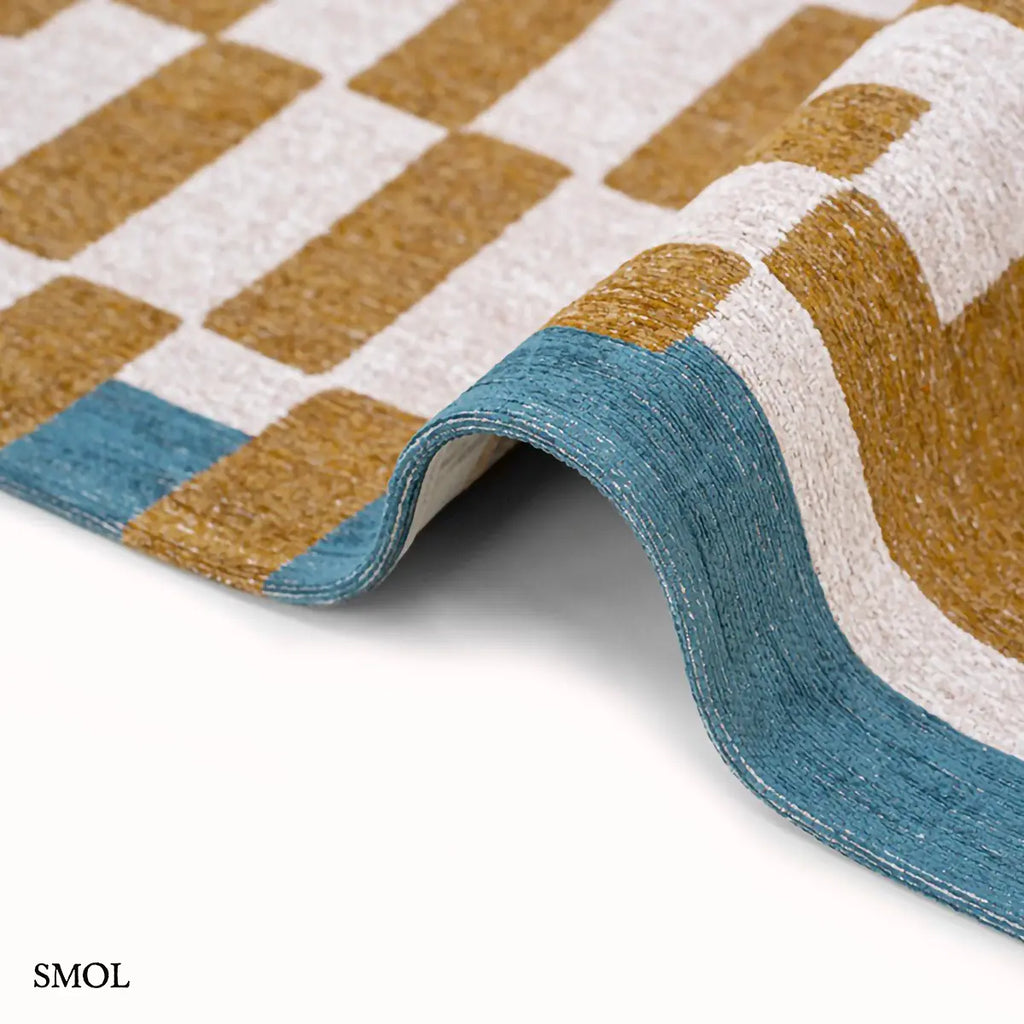 ECO RUG HONEY geometrikus szőnyeg mustársárga-krém kombinációban, dekonstruált sakktábla mintával, kék szegéllyel, újrahasznosított poliészter hullámosítva