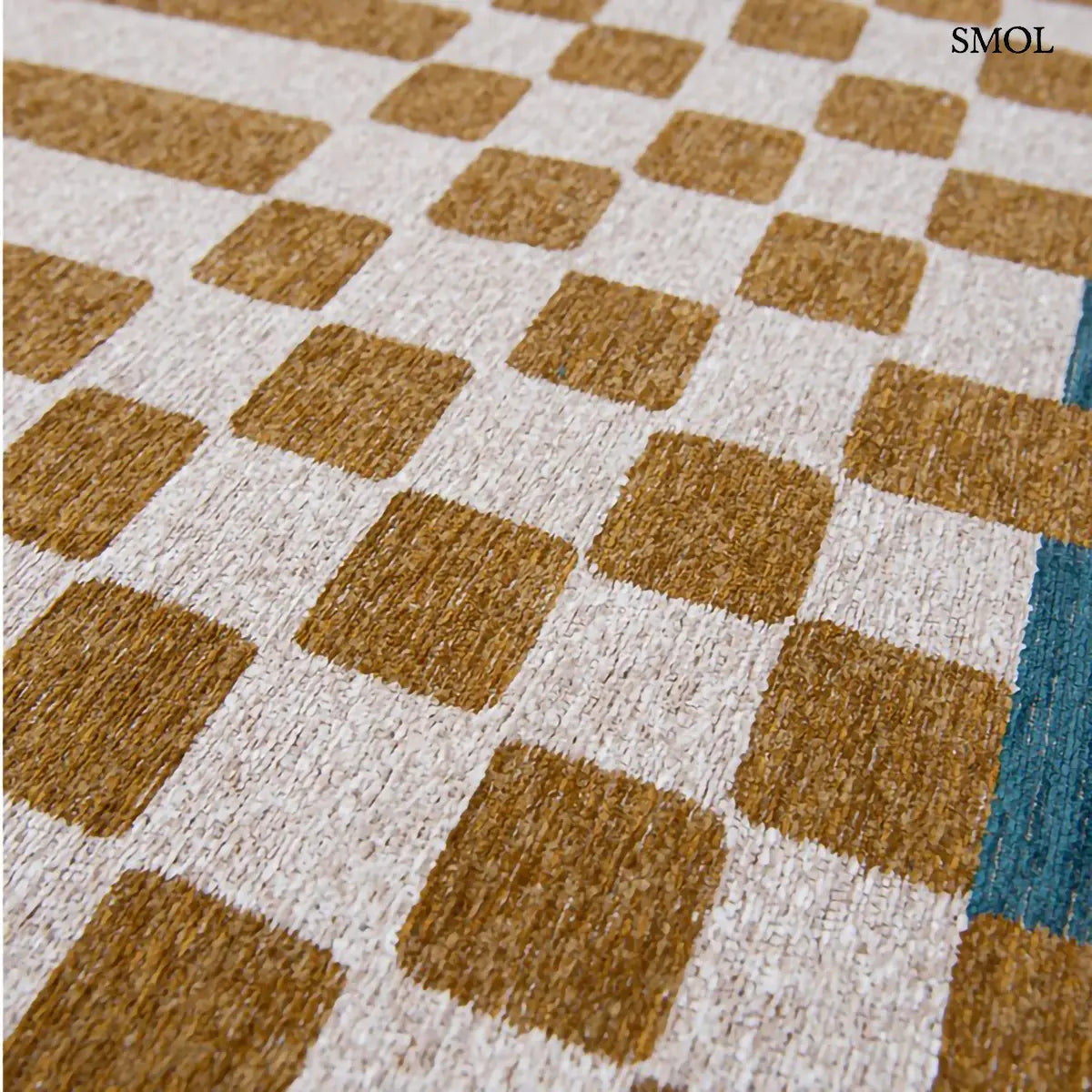 ECO RUG HONEY geometrikus szőnyeg mustársárga-krém kombinációban, dekonstruált sakktábla mintával, kék szegéllyel, újrahasznosított poliészter minta nagyítva