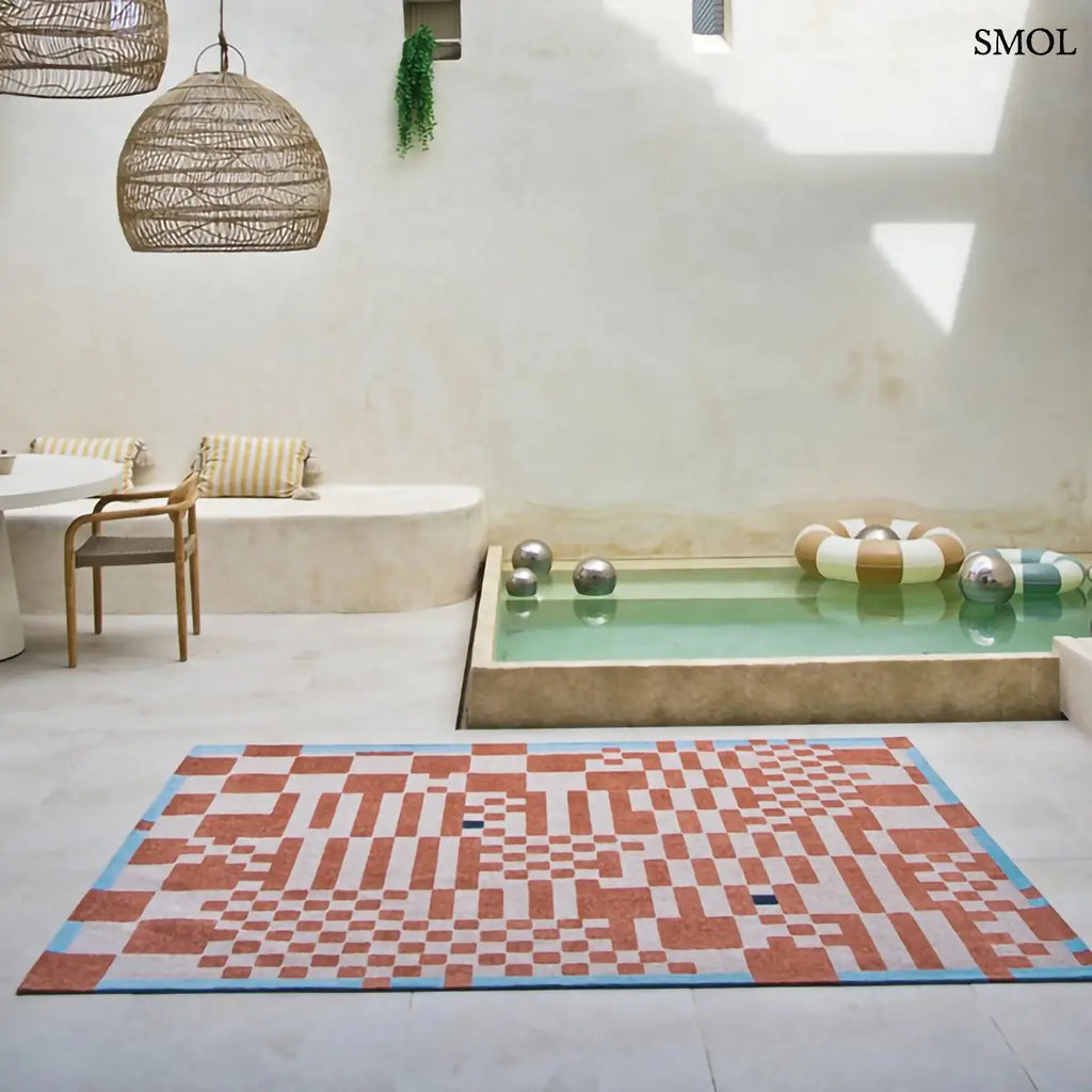 ECO RUG NUDE geometrikus szőnyeg narancssárga-kék kombinációban, dekonstruált sakktábla mintával, újrahasznosított poliészter, medencével