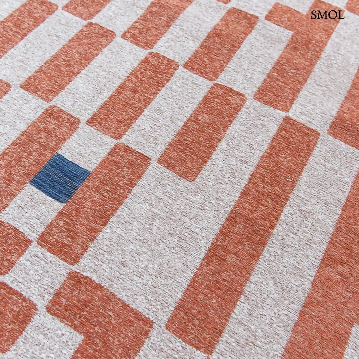 ECO RUG NUDE geometrikus szőnyeg narancssárga-kék kombinációban, dekonstruált sakktábla mintával, újrahasznosított poliészter, minta nagyítva