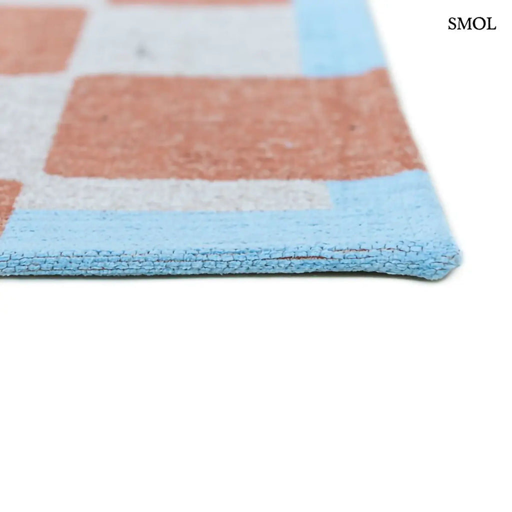 ECO RUG NUDE geometrikus szőnyeg narancssárga-kék kombinációban, dekonstruált sakktábla mintával, újrahasznosított poliészter, vastagság nagyítva