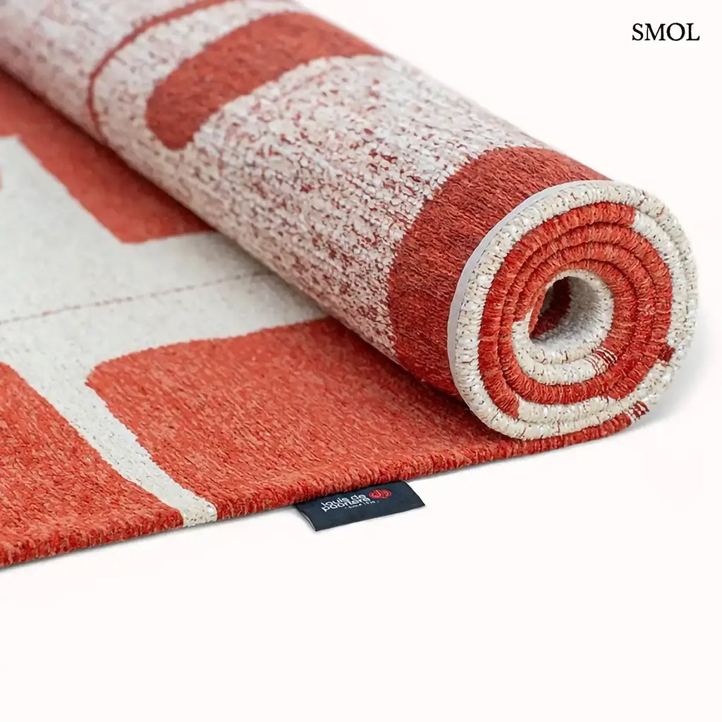 ECO RUG RUST piros geometrikus mintás szőnyeg, feltekerve