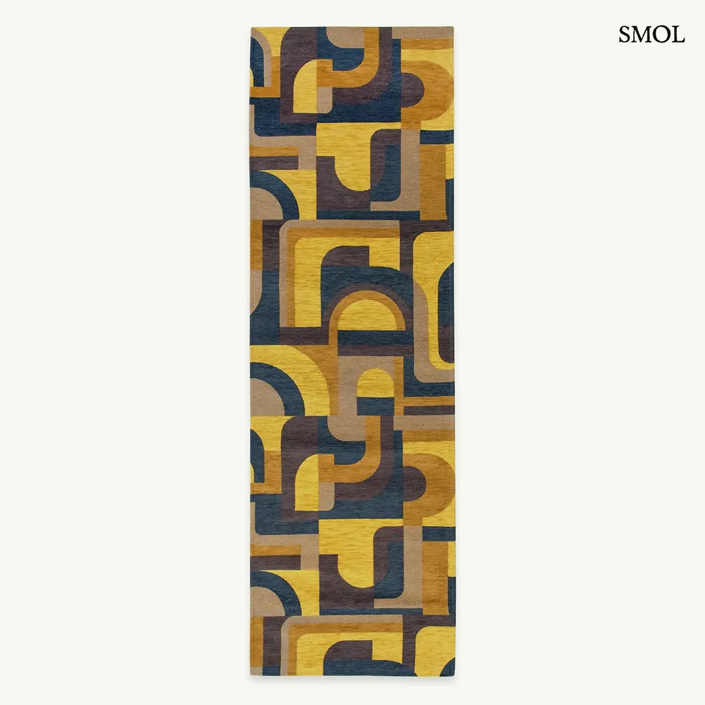 ECO RUG YELLOW MEYER sárga geometrikus szőnyeg modernista aszimmetrikus formákkal, lapos szövés, 3 mm – kül- és beltéri, futószőnyegként, fehér háttérrel
