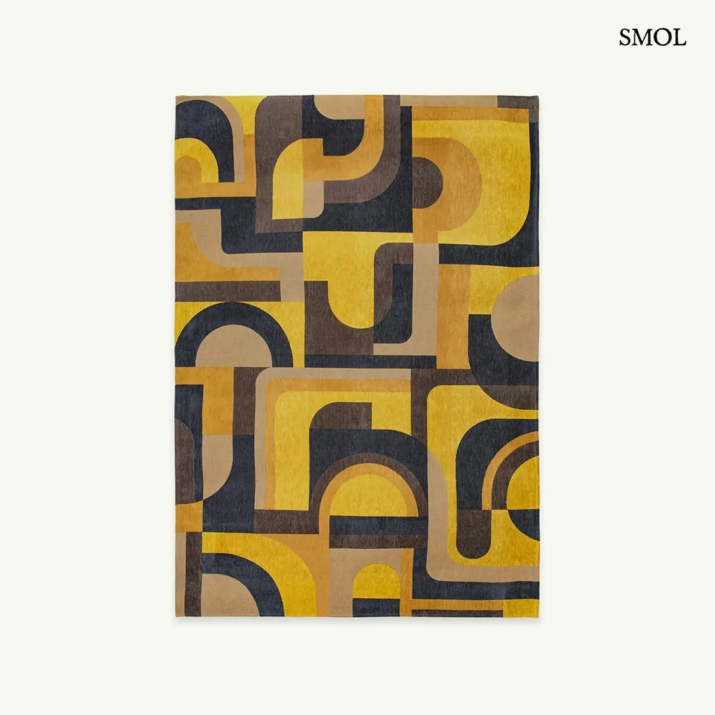 ECO RUG YELLOW MEYER sárga geometrikus szőnyeg modernista aszimmetrikus formákkal, lapos szövés, 3 mm – kül- és beltéri, fehér háttérrel