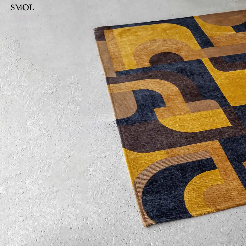 ECO RUG YELLOW MEYER sárga geometrikus szőnyeg modernista aszimmetrikus formákkal, lapos szövés, 3 mm – kül- és beltéri, szürke padlón