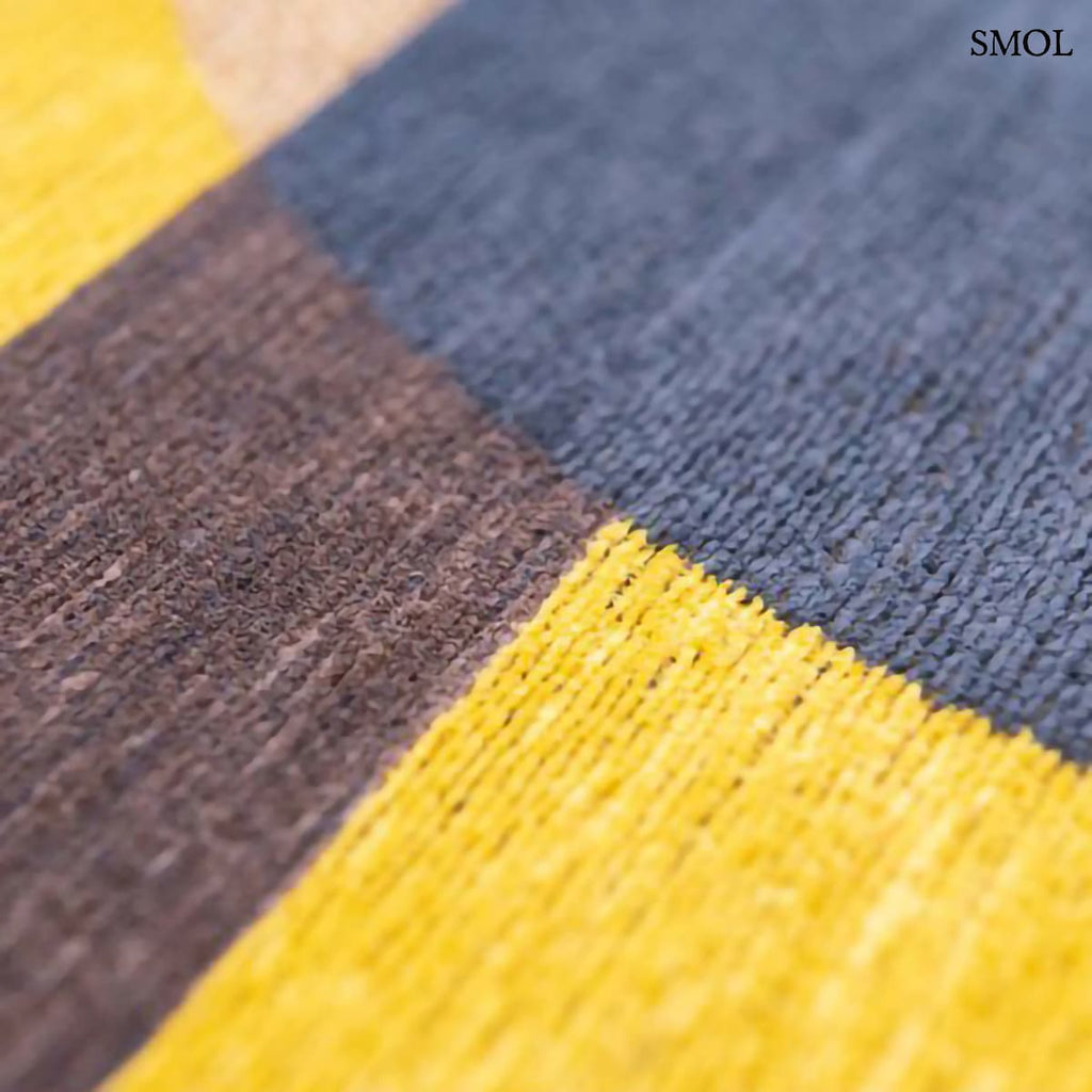 ECO RUG YELLOW MEYER sárga geometrikus szőnyeg modernista aszimmetrikus formákkal, lapos szövés, 3 mm – kül- és beltéri, textúra nagyítva