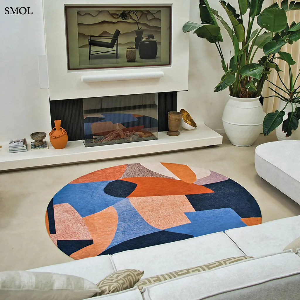 ECO RUG CARPE DIEM sokszínű geometrikus szőnyeg absztrakt összefonódó formákkal, kerek formában, nappaliban, kandallóval