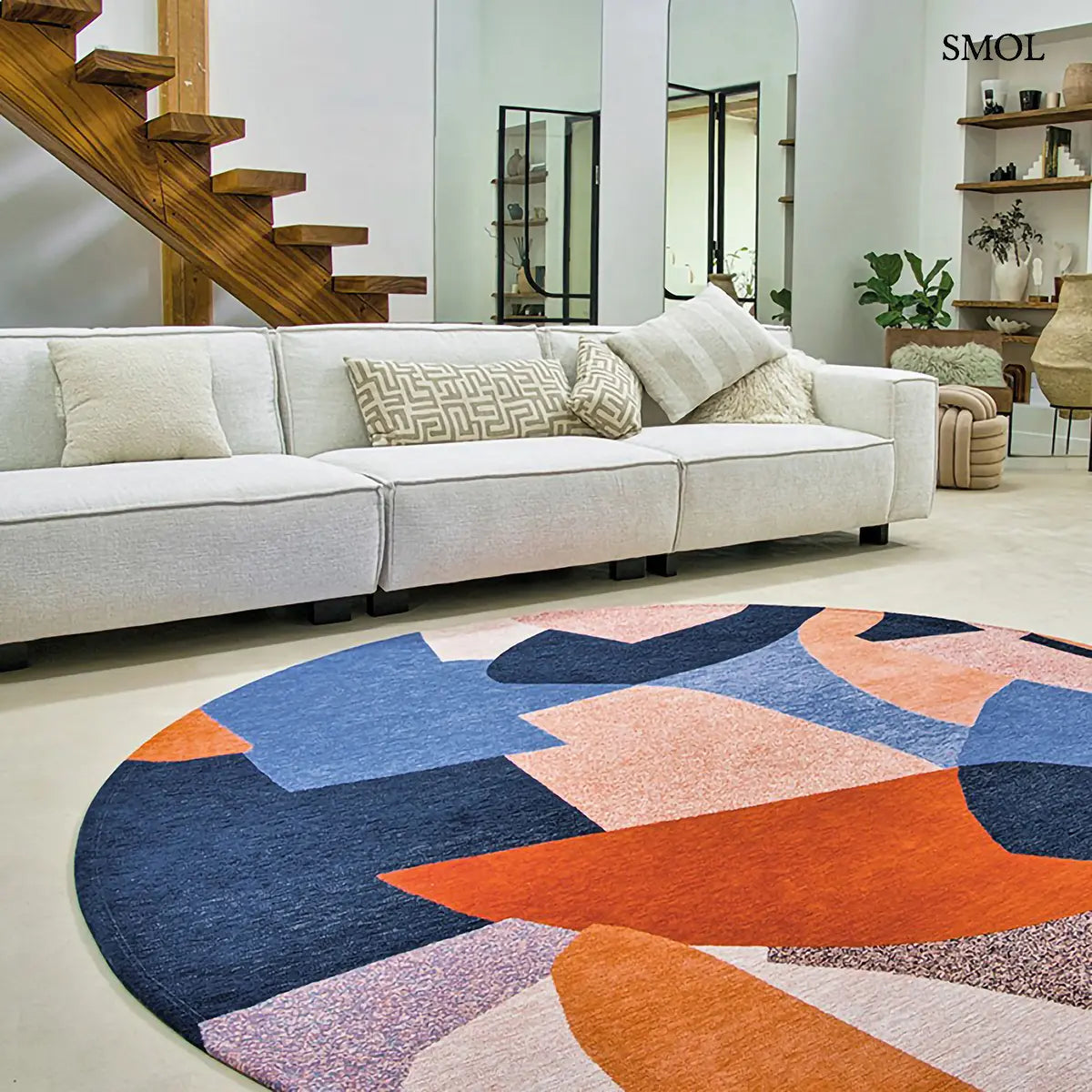 ECO RUG CARPE DIEM sokszínű geometrikus szőnyeg absztrakt összefonódó formákkal, nappaliban, fehér kanapéval