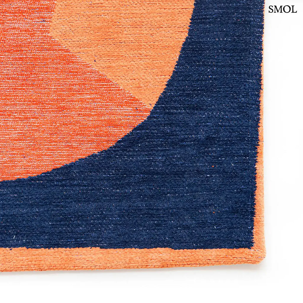 ECO RUG CARPE DIEM sokszínű geometrikus szőnyeg absztrakt összefonódó formákkal, sarok nagyítva