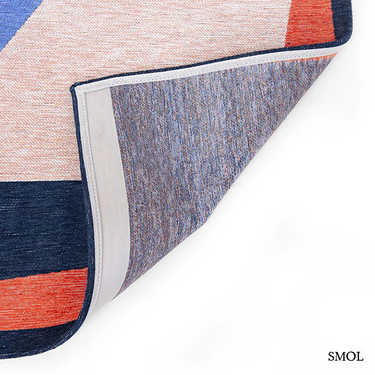 ECO RUG CARPE DIEM sokszínű geometrikus szőnyeg absztrakt összefonódó formákkal, felhajtott sarokkal, alulról