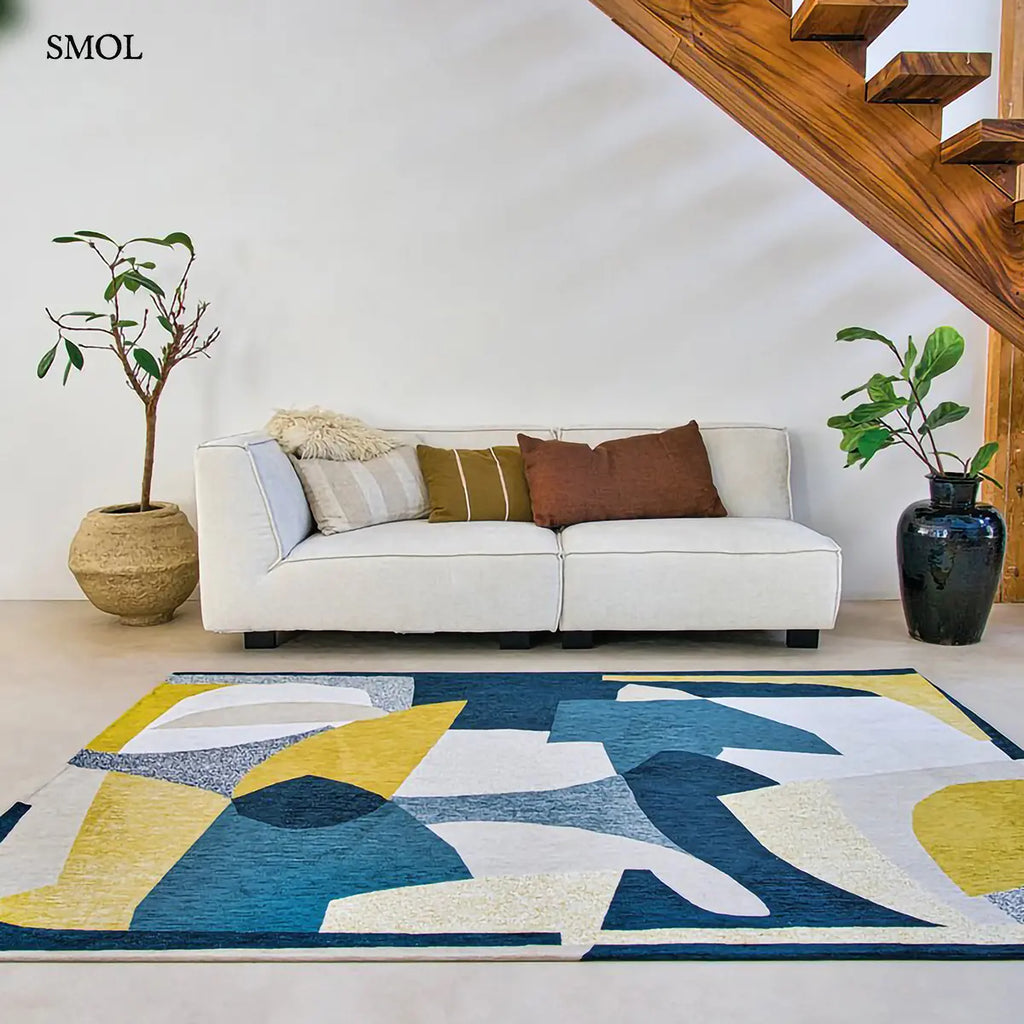 ECO RUG DUCK SONG sokszínű geometrikus szőnyeg absztrakt összefonódó formákkal, nappaliban, kanapéval