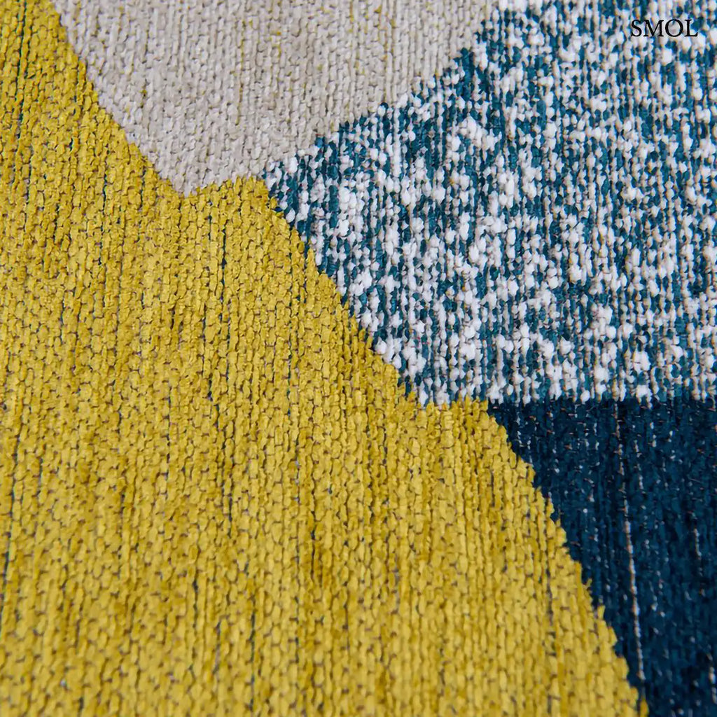 ECO RUG DUCK SONG sokszínű geometrikus szőnyeg absztrakt összefonódó formákkal, sárga-kék minta nagyítva