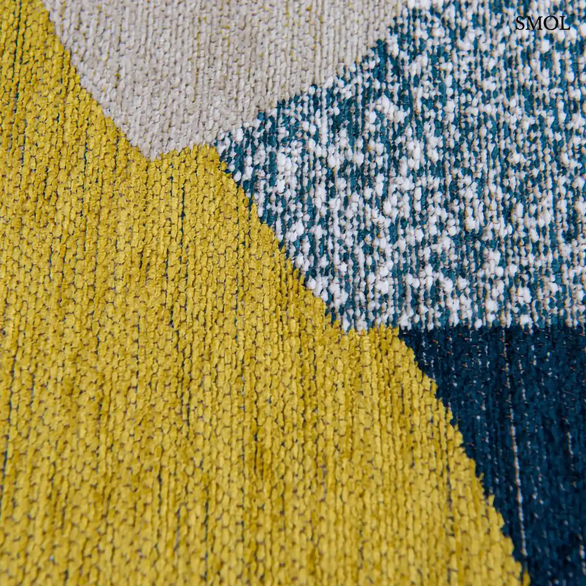 ECO RUG DUCK SONG sokszínű geometrikus szőnyeg absztrakt összefonódó formákkal, sárga-kék minta nagyítva